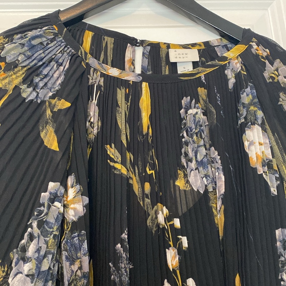 NWT sheer pleated blouse - Picture 6 of 8